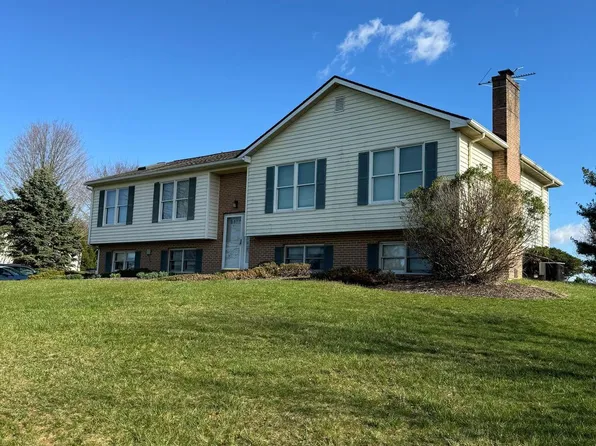 151 Hoch Rd, Oley, PA 19547