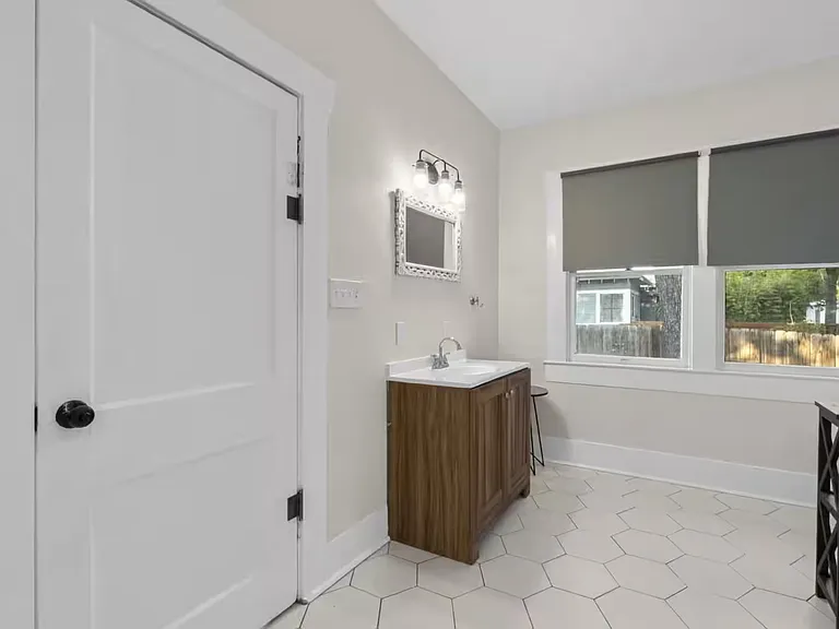 330 E Myrtle St — Photo 3