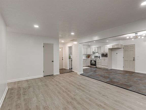 4th image of 1631 Oakwood Dr
