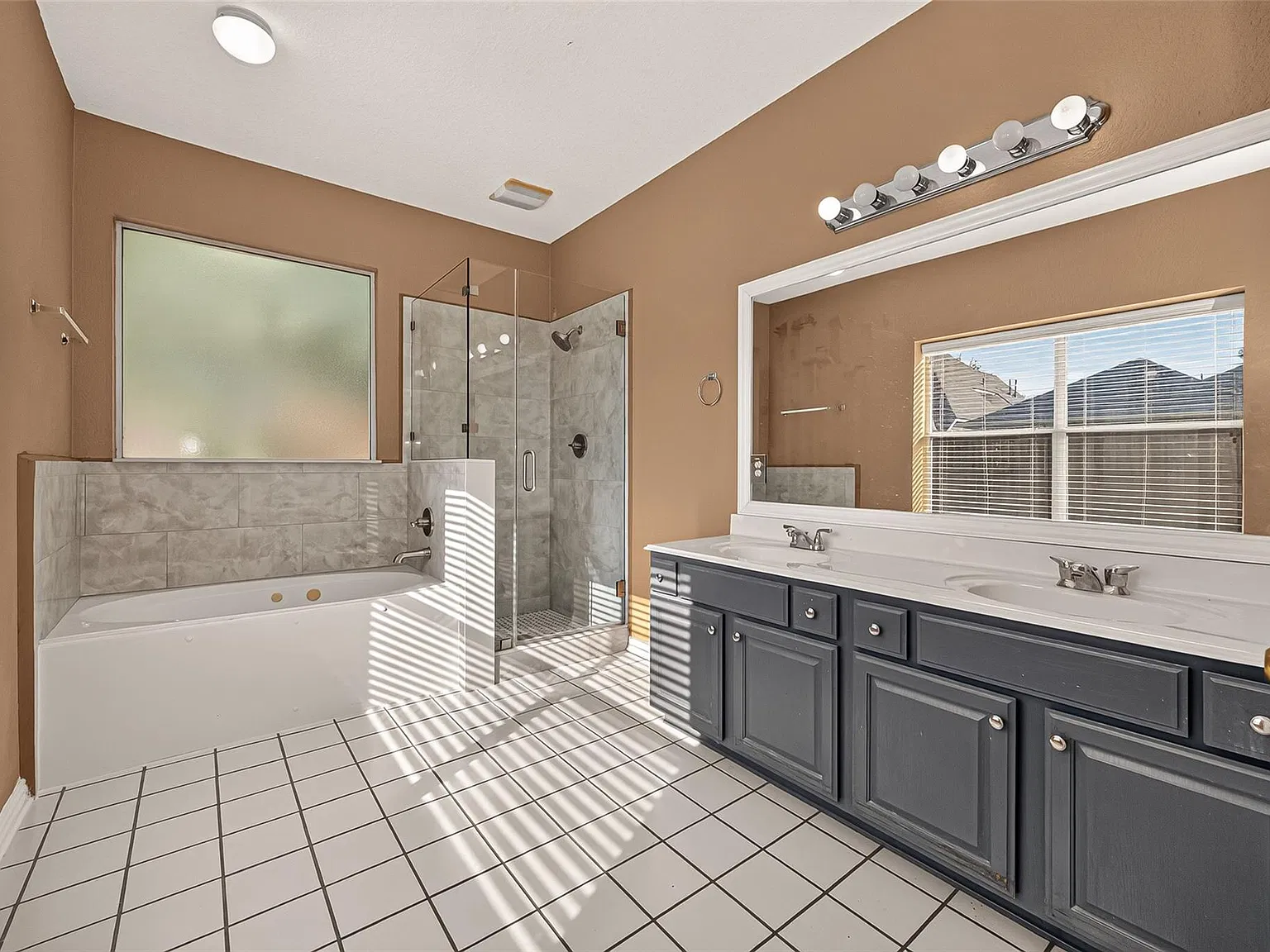 3 bed, 2.0 bath, 1737 sqft, $2,200 — Photo 3
