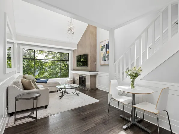 1702 Chesterfield Ave #303, North Vancouver, BC V7M 2P1