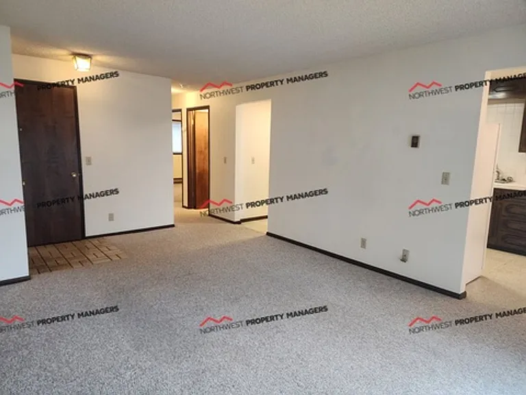 312 E Broadway Ave — Photo 4