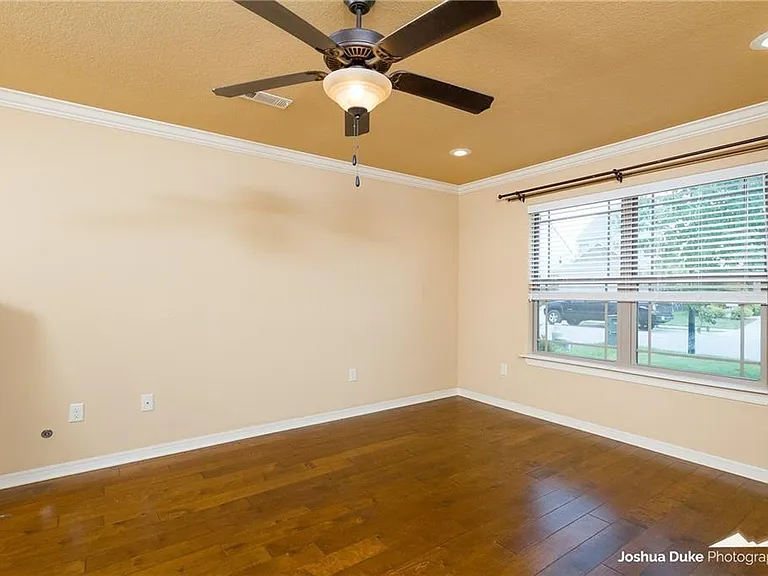 2657 N Valencia Ave — Photo 5