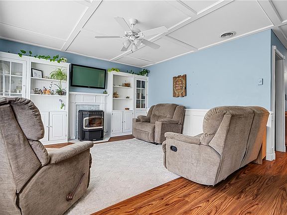 5th image of 153 Roberts St