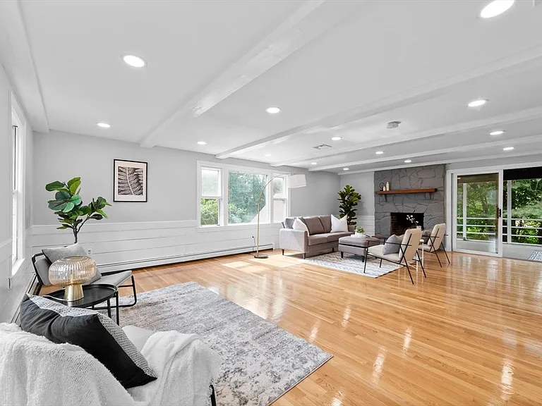 73 Arlington St — Photo 3