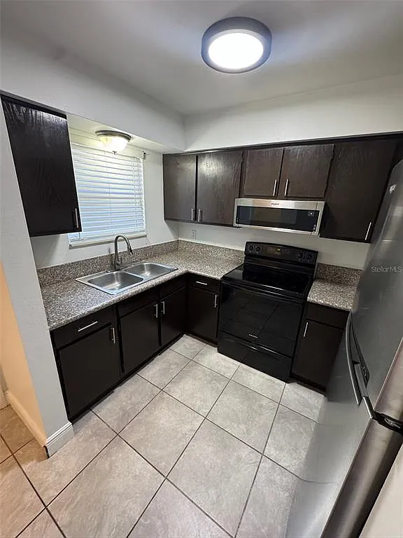 2 bed, 1.5 bath, 938 sqft, $1,379 — Photo 4