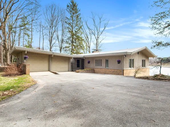 3942 Harmon Dr, Fremont, MI 49412