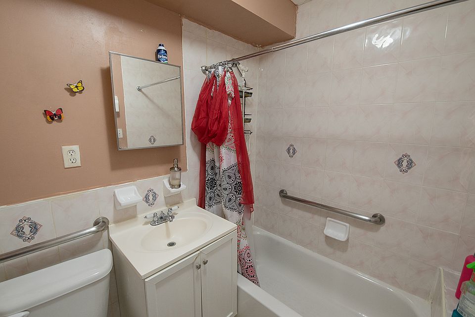 1st Flr Bathroom