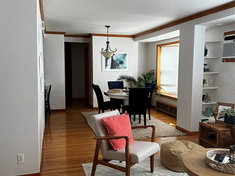 311 W Chester St — Photo 4