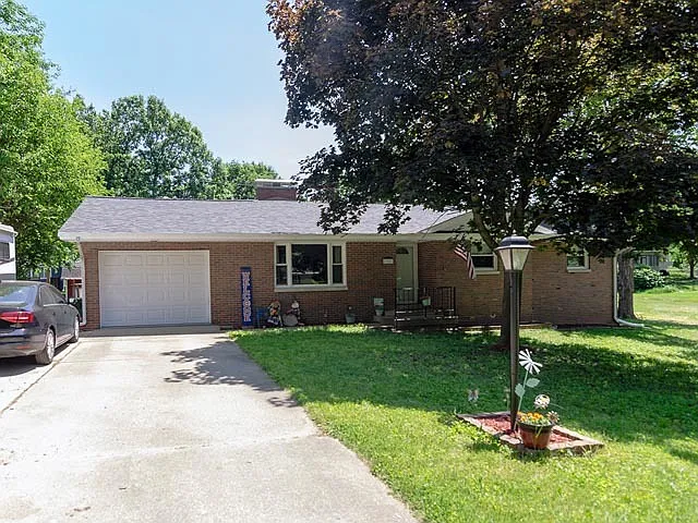 702 Colony Grv photo 1