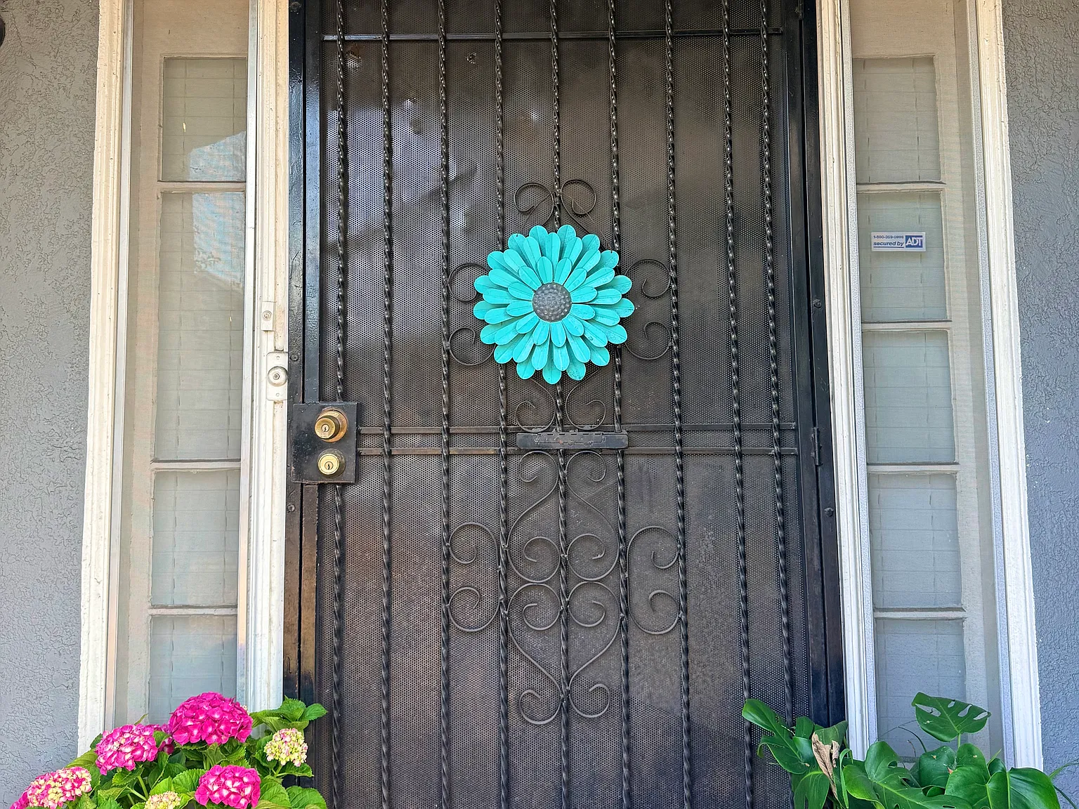 W 20th St, Los Angeles — Photo 3