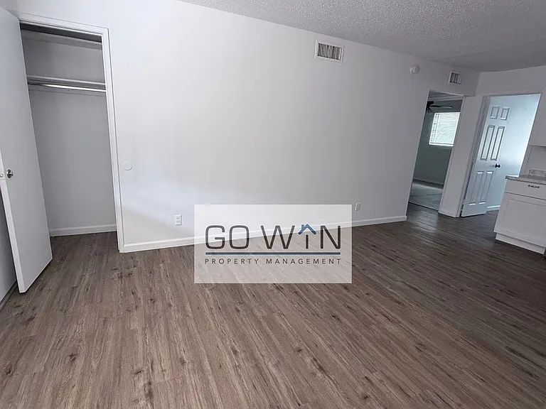 1626 W Denton Ln — Photo 8