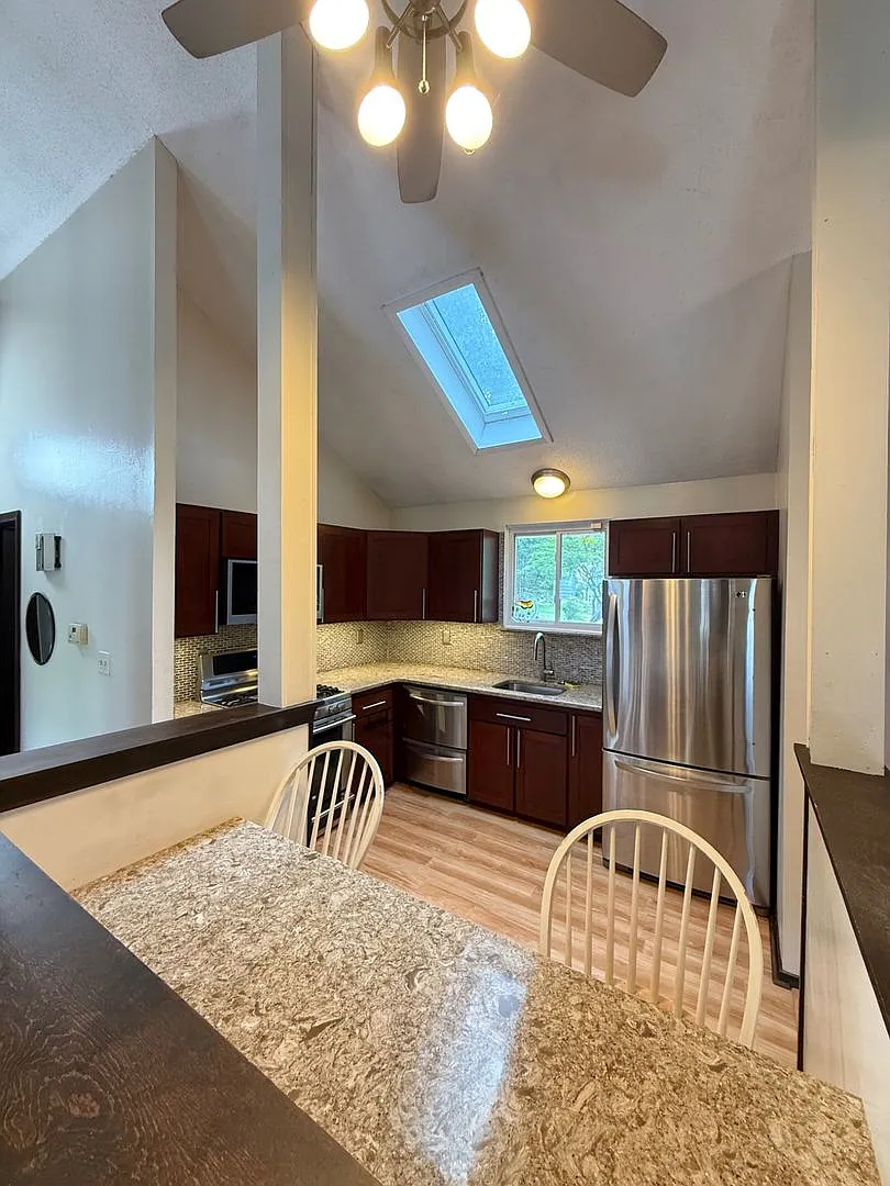 Fully Furnished South Windsor Contemporary House — Photo 4