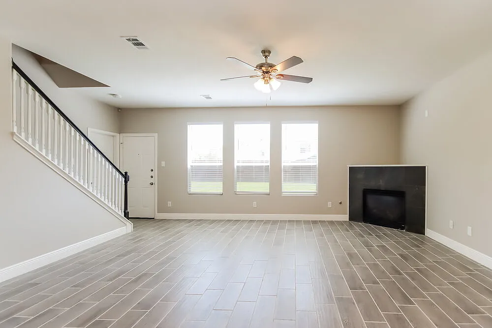 4 bed, 2.5 bath, 2426 sqft, $2,430 — Photo 4