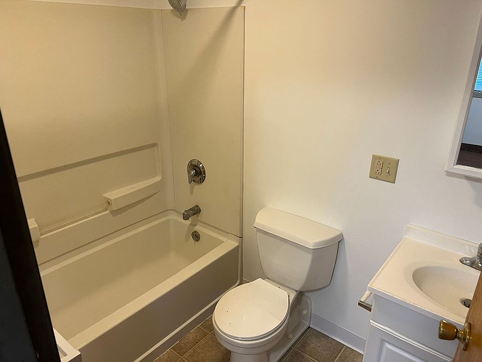 2nd image of 916 Greenbrier Rd #8