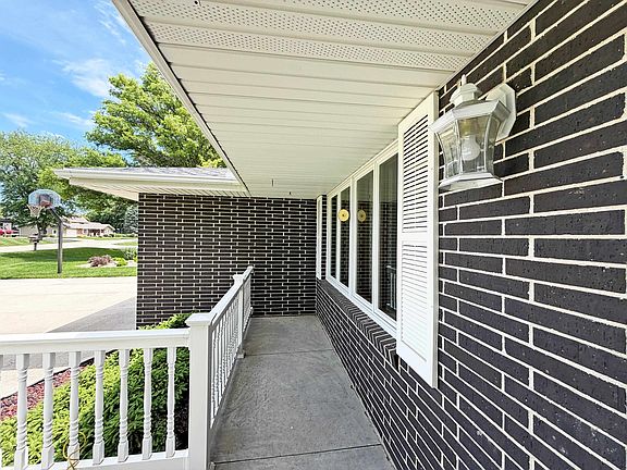 2nd image of 4621 Hillcrest Dr