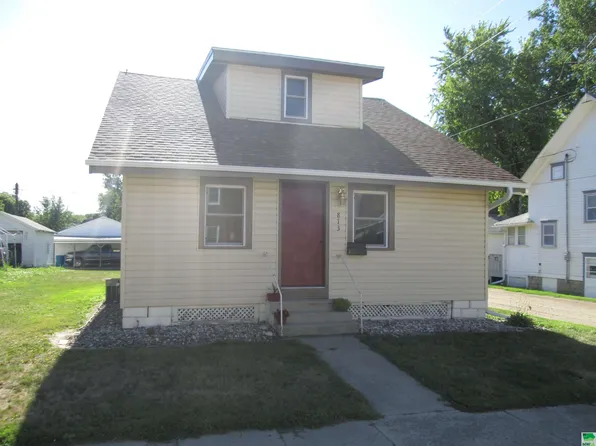 813 7th Ave, Sheldon, IA 51201