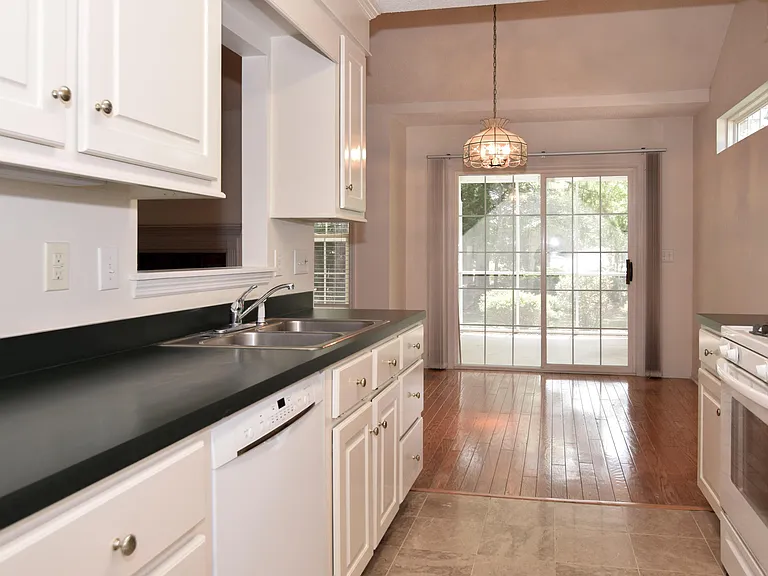 300 Prestwick Ct — Photo 6