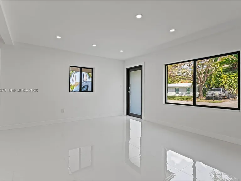 1524 SW 32nd Ct — Photo 6