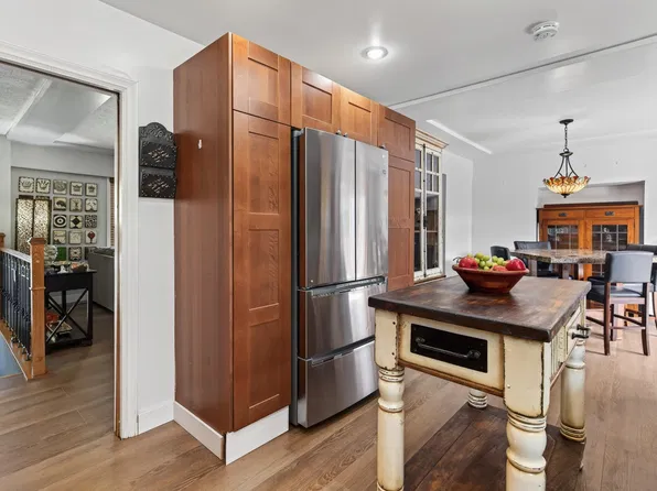 517 Ailsa Ave, Pt Moody, BC V3H 1A5