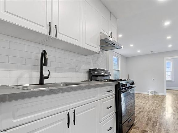 3rd image of 235 Hamilton Rd