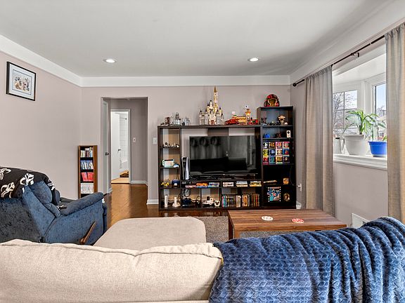 2nd image of 32511 Sandra Ln