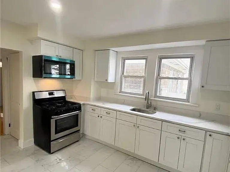24 Stafford Ave — Photo 7
