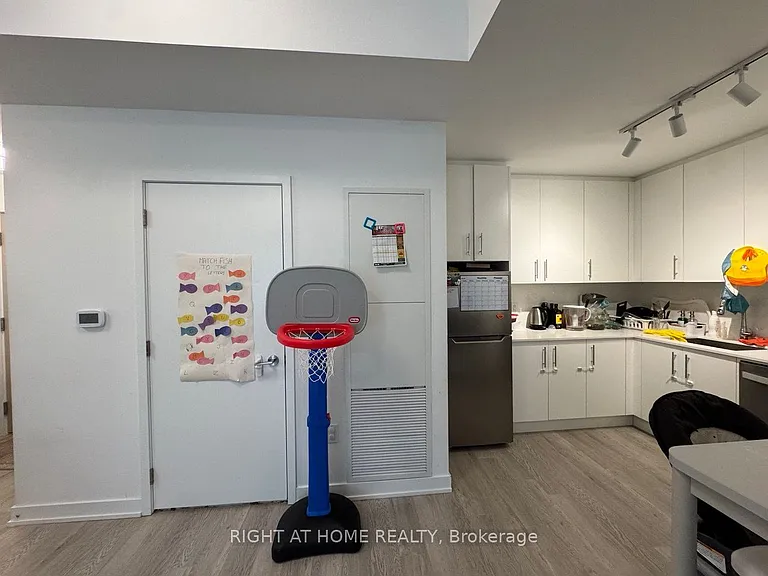 3 Strathgowan Ave #202 — Photo 13
