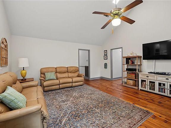 3rd image of 115 Highland Dr