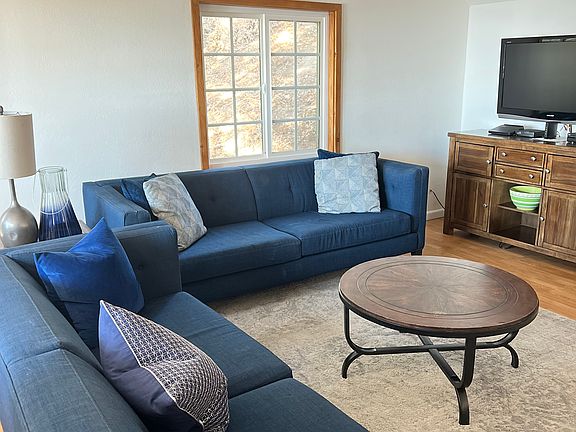 2nd image of 864 Lo Ln