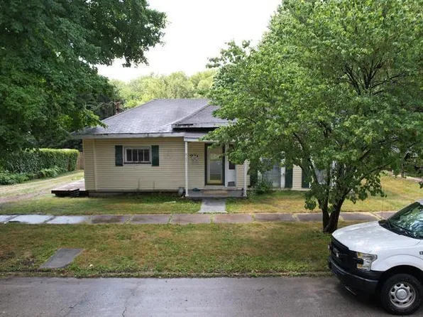 306 N Main St, Carthage, IN 46115