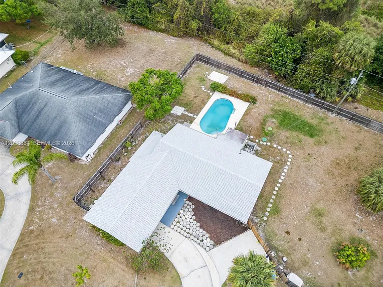 607 Coconut Ave N — Photo 4