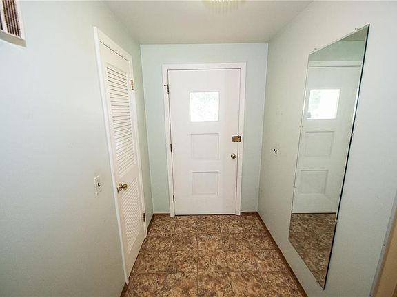 4th image of 90 Redwood Dr