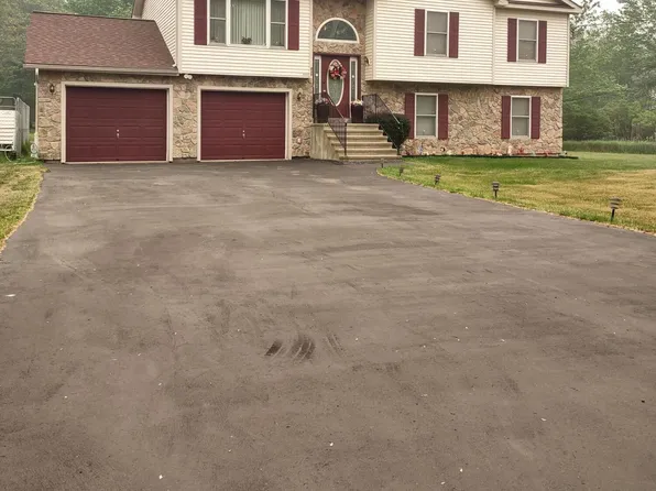 449 Clearview Dr, Long Pond, PA 18334