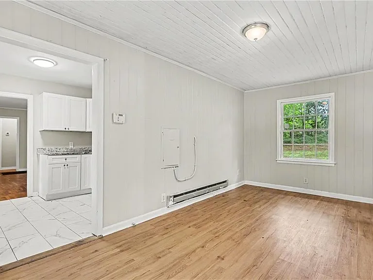 3743 Poplar Dr — Photo 6