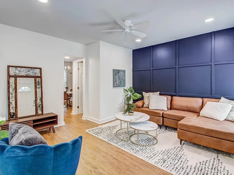 516 E Charlton Ln — Photo 1