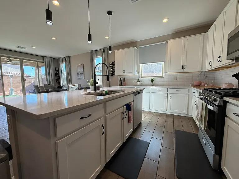 11037 W Hadley St — Photo 17