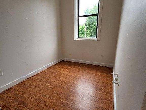 4th image of 320 2nd Ave