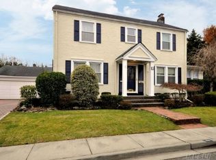 44 Midwood Rd, Rockville Centre, NY 11570
