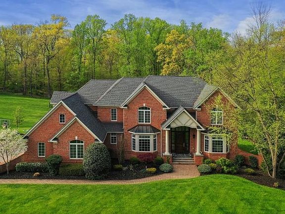 2nd image of 10 Beechwood Ct