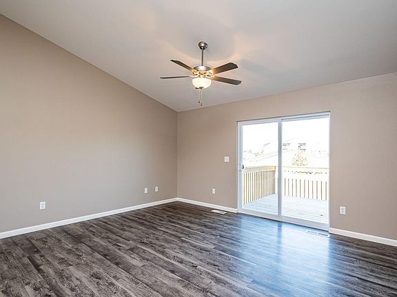 5th image of 379 Redwood Ct