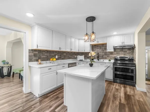 100 Townsend Ave, Lowell, MA 01854