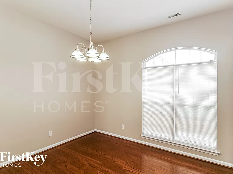 731 Georgie St — Photo 6