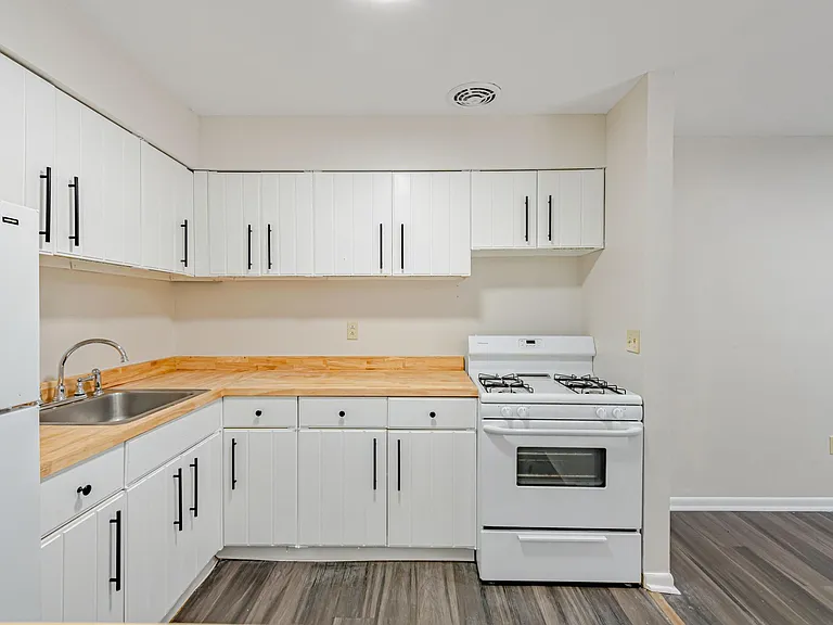 Brooklane Manor Apartments — Photo 7