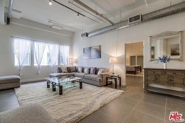 1st image of 939 S Broadway #806