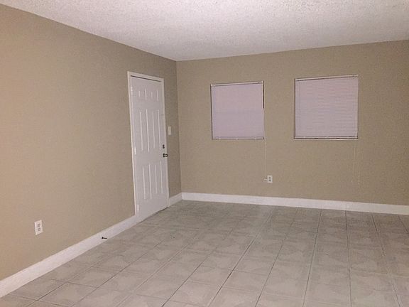 4th image of 830 Sky Lake Cir APT A