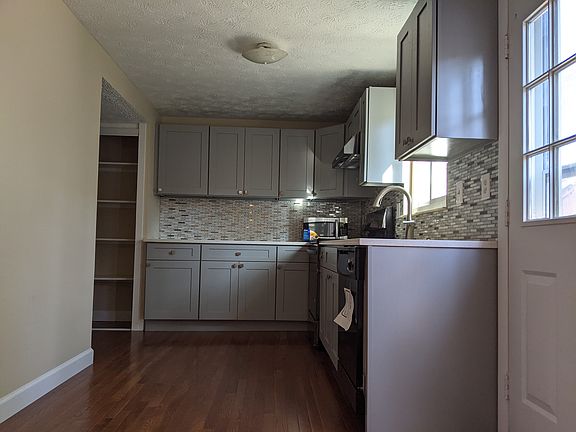 5th image of 18005 Queen Elizabeth Dr