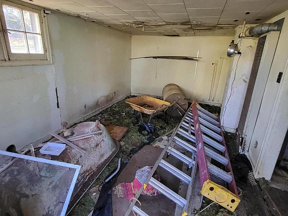 3rd image of 411 Paw Paw Ave