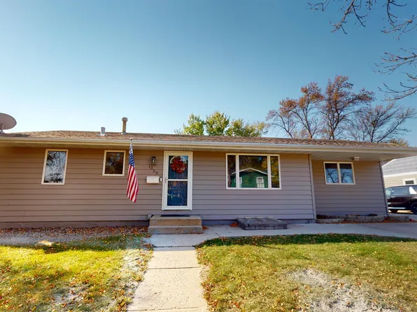 1329 Sunset Blvd NW, Minot, ND 58703
