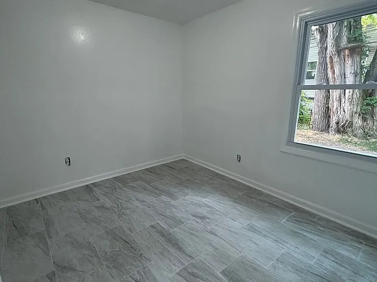 1139 Sewall Ave — Photo 11